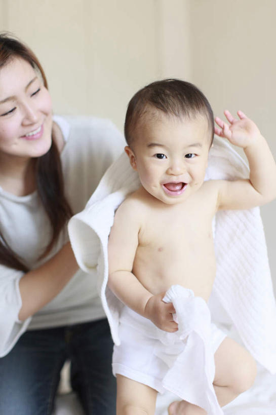 东方人,婴儿,儿童,头发,两个人,家庭,母亲,儿子,站,举,笑,摸,微笑,露齿笑,竖图,室内,白天,正面,纯洁,床,卧室,亚洲,擦,抚摸,服装,床单,扭头,注视,休闲装,黄种人,被子,小孩,衣服,白色,黑色,毛巾,观察,看,托,站着,张嘴,转头,休闲,温暖,温馨,母子,一家人,休闲服,可爱,母爱,童年,童趣,擦拭,服饰,单人床,观看,和睦,察看,被单,关注,宝宝,张大嘴巴,童真,烂漫,无邪,天真,男孩,年轻女性,女人,女性,亚洲人,孩子,年轻人,张开嘴,触摸,接触,举起,举手,举着,向上举,向上伸,向上托,站立,半身,彩图,睡房,卧房,融洽,男生