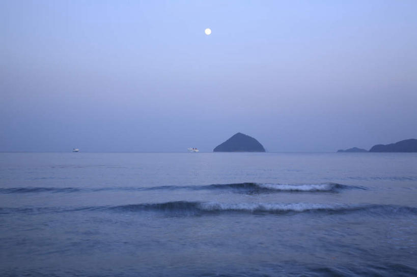 无人,横图,室外,白天,正面,旅游,度假,海浪,海洋,礁石,石头,美景,水,大分县,日本,亚洲,波纹,飞溅,溅,石子,液体,景观,浪花,水滴,月亮,月光,娱乐,水珠,一个,蓝色,水纹,天空,自然,海水,波浪,天,享受,休闲,景色,放松,单个,明亮,喷洒,自然风光,海景,东亚,日本国,九州本岛,九州,九州岛,九州地方,皎洁,大分,大海,风浪,海,海水的波动,礁,近岸浪,石块,岩石,涌浪,彩图