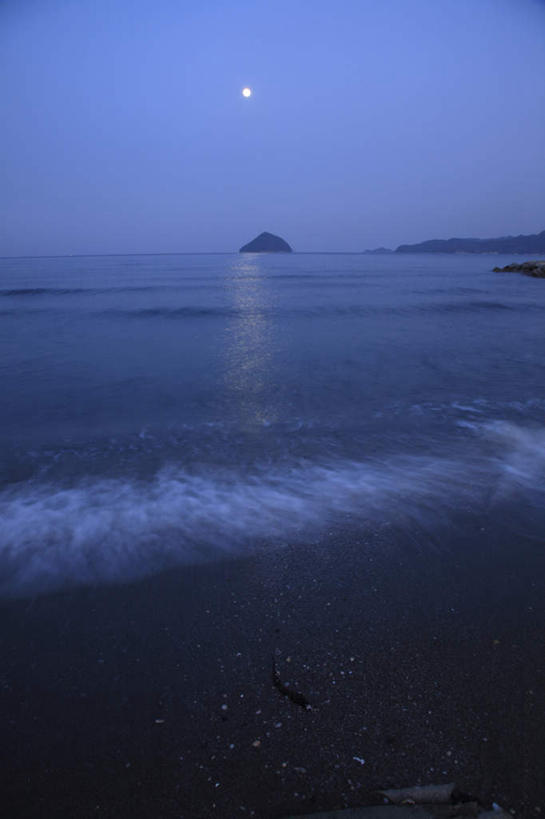 无人,竖图,俯视,室外,白天,旅游,度假,海浪,海洋,礁石,石头,美景,水,大分县,日本,亚洲,波纹,飞溅,溅,石子,液体,景观,浪花,水滴,月亮,月光,娱乐,水珠,一个,蓝色,水纹,天空,自然,海水,波浪,天,享受,休闲,景色,放松,单个,明亮,喷洒,自然风光,海景,东亚,日本国,九州本岛,九州,九州岛,九州地方,皎洁,大分,大海,风浪,海,海水的波动,礁,近岸浪,石块,岩石,涌浪,彩图,高角度拍摄