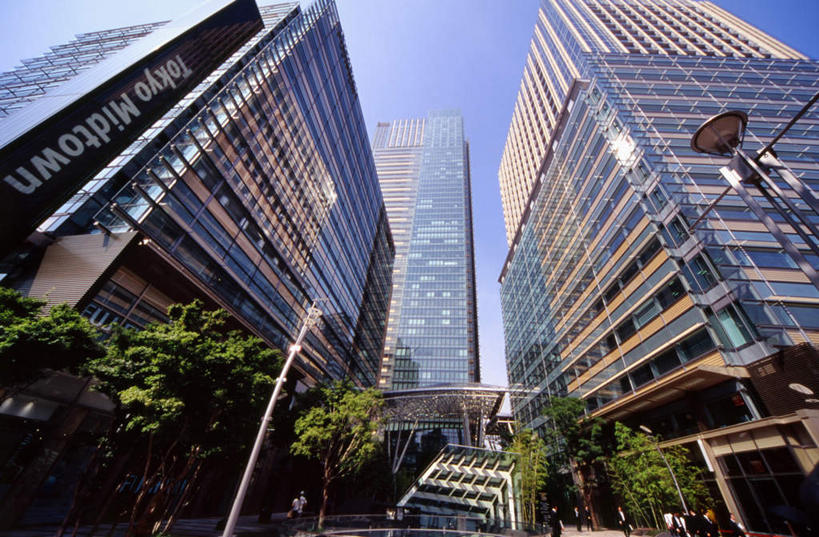 无人,高楼大厦,横图,室外,白天,仰视,旅游,度假,草地,草坪,美景,植物,窗户,大厦,道路,建筑,路,路灯,摩天大楼,公路,照明,东京,日本,亚洲,一排,许多,阴影,整齐,光线,影子,景观,灯光,交通,娱乐,玻璃窗,灯,草,树,树木,排列,蓝色,绿色,蓝天,天空,阳光,自然,天,享受,休闲,景色,放松,生长,成长,照亮,照明设备,队列,自然风光,东亚,本州,关东地方,本州岛,日本国,东京都,马路,彩图,低角度拍摄,大楼,高层建筑,高楼,摩天楼