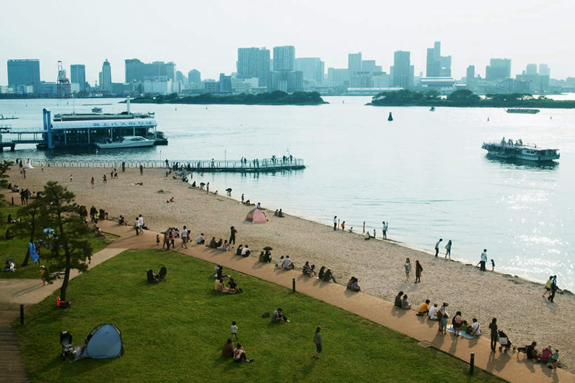 东方人,高楼大厦,横图,俯视,室外,白天,旅游,度假,游戏,草地,草坪,海浪,海洋,美景,沙滩,植物,窗户,大厦,建筑,轮船,摩天大楼,船,东京,日本,亚洲,阴影,波纹,光线,沙子,影子,海岸,景观,浪花,云,云朵,沙地,许多人,玩,云彩,黄种人,娱乐,玻璃窗,草,树,树木,蓝色,绿色,白云,蓝天,水纹,天空,阳光,自然,海水,交通工具,波浪,天,驾驶,行驶,一群人,享受,休闲,景色,放松,生长,成长,活动,操纵,控制,发泄,消遣,智力,自然风光,载具,海景,东亚,操控,本州,关东地方,本州岛,日本国,东京都,宣泄,把持,亚洲人,大海,风浪,海,海水的波动,海滩,近岸浪,涌浪,玩耍,嬉戏,半身,彩图,高角度拍摄,大楼,高层建筑,高楼,摩天楼