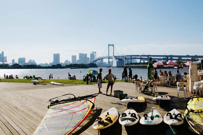 东方人,高楼大厦,坐,横图,俯视,室外,白天,旅游,度假,游戏,草地,草坪,海浪,海洋,美景,沙滩,植物,窗户,大厦,建筑,摩天大楼,船,东京,日本,亚洲,一排,阴影,波纹,整齐,光线,沙子,影子,海岸,景观,浪花,云,云朵,木船,彩虹大桥,沙地,许多人,玩,云彩,黄种人,娱乐,玻璃窗,草,树,树木,排列,蓝色,绿色,白云,蓝天,水纹,天空,阳光,自然,海水,交通工具,波浪,天,一群人,享受,休闲,景色,放松,生长,成长,活动,舟,队列,发泄,消遣,智力,自然风光,载具,海景,东亚,本州,关东地方,本州岛,日本国,东京都,宣泄,日本彩虹大桥,亚洲人,大海,风浪,海,海水的波动,海滩,近岸浪,涌浪,玩耍,嬉戏,坐着,半身,彩图,高角度拍摄,大楼,高层建筑,高楼,摩天楼