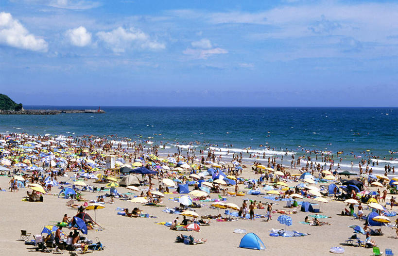 站,坐,横图,俯视,室外,白天,旅游,度假,游戏,海浪,海洋,美景,沙滩,东京,日本,亚洲,一排,许多,阴影,波纹,整齐,光线,伞,沙子,影子,雨伞,遮阳伞,海岸,景观,浪花,云,云朵,沙地,玩,云彩,娱乐,阳伞,排列,黄色,蓝色,白云,蓝天,水纹,天空,阳光,自然,海水,波浪,天,站着,享受,休闲,景色,放松,活动,队列,发泄,消遣,智力,自然风光,海景,东亚,本州,关东地方,本州岛,日本国,东京都,宣泄,大海,风浪,海,海水的波动,海滩,近岸浪,涌浪,玩耍,嬉戏,站立,坐着,半身,彩图,高角度拍摄