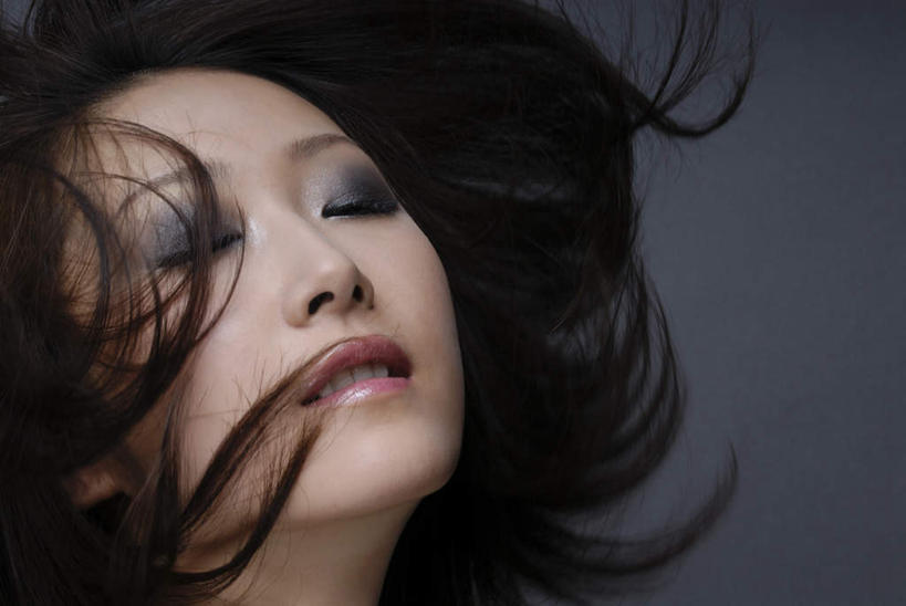 东方人,脸,头,脸颊,头发,一个人,闭眼,笑,微笑,横图,俯视,室内,特写,白天,化妆,美容,亚洲,仅一个年轻女性,仅一个女性,仅一个人,护肤,阴影,灰色背景,反射,影子,墙,凌乱,黄种人,墙壁,墙面,红色,黑色,灰色,唇彩,保养,享受,休闲,眼影,放松,保健,摄影,影棚,养颜,年轻女性,女人,女性,亚洲人,头部,长发,脸部,脸蛋,面部,闭眼睛,闭着眼,闭着眼睛,抬头,仰头,半身,彩图,高角度拍摄,影棚拍摄,拍摄