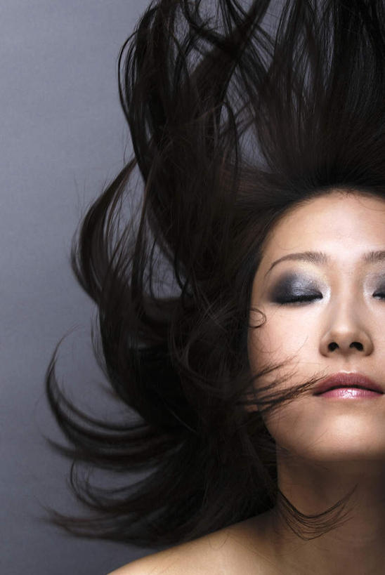 东方人,脸,头,脸颊,头发,一个人,闭眼,笑,微笑,竖图,俯视,室内,特写,白天,化妆,美容,亚洲,仅一个年轻女性,仅一个女性,仅一个人,护肤,阴影,灰色背景,反射,影子,墙,凌乱,黄种人,墙壁,墙面,红色,黑色,灰色,唇彩,保养,享受,休闲,眼影,放松,保健,摄影,影棚,养颜,年轻女性,女人,女性,亚洲人,头部,长发,脸部,脸蛋,面部,闭眼睛,闭着眼,闭着眼睛,抬头,仰头,半身,彩图,高角度拍摄,影棚拍摄,拍摄