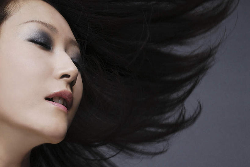 东方人,脸,头,脸颊,头发,一个人,闭眼,笑,微笑,横图,室内,特写,白天,侧面,化妆,美容,亚洲,仅一个年轻女性,仅一个女性,仅一个人,护肤,阴影,灰色背景,反射,影子,墙,凌乱,黄种人,墙壁,墙面,红色,黑色,灰色,唇彩,保养,享受,休闲,眼影,放松,保健,摄影,影棚,养颜,年轻女性,女人,女性,亚洲人,头部,长发,脸部,脸蛋,面部,闭眼睛,闭着眼,闭着眼睛,抬头,仰头,半身,彩图,影棚拍摄,拍摄