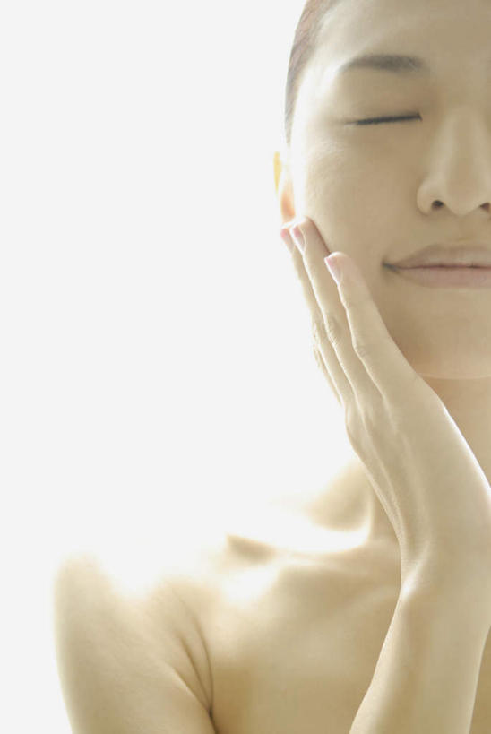 东方人,脸,头,脸颊,一个人,站,举,闭眼,笑,摸,微笑,竖图,室内,特写,白天,白色背景,正面,亚洲,仅一个年轻女性,仅一个女性,仅一个人,抚摸,阴影,光线,影子,涂抹,黄种人,黄色,阳光,托,站着,摄影,影棚,皮肤,年轻女性,女人,女性,亚洲人,头部,脸部,脸蛋,面部,闭眼睛,闭着眼,闭着眼睛,触摸,接触,举起,举手,举着,向上举,向上伸,向上托,站立,半身,彩图,影棚拍摄,拍摄