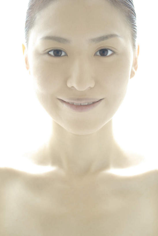 东方人,脸,头,脸颊,一个人,站,笑,微笑,竖图,室内,特写,白天,白色背景,正面,亚洲,仅一个年轻女性,仅一个女性,仅一个人,阴影,光线,影子,注视,黄种人,黄色,阳光,观察,看,站着,摄影,影棚,观看,皮肤,察看,关注,年轻女性,女人,女性,亚洲人,头部,脸部,脸蛋,面部,站立,半身,彩图,影棚拍摄,拍摄