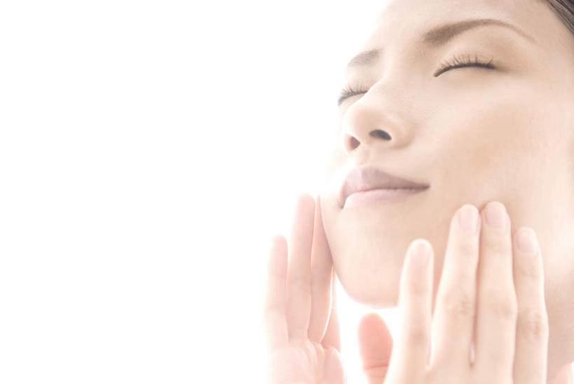 东方人,脸,头,脸颊,一个人,站,举,闭眼,笑,摸,微笑,横图,室内,特写,白天,白色背景,正面,亚洲,仅一个年轻女性,仅一个女性,仅一个人,抚摸,阴影,光线,影子,黄种人,黄色,阳光,托,站着,摄影,影棚,皮肤,年轻女性,女人,女性,亚洲人,头部,脸部,脸蛋,面部,闭眼睛,闭着眼,闭着眼睛,触摸,接触,举起,举手,举着,向上举,向上伸,向上托,站立,半身,彩图,影棚拍摄,拍摄