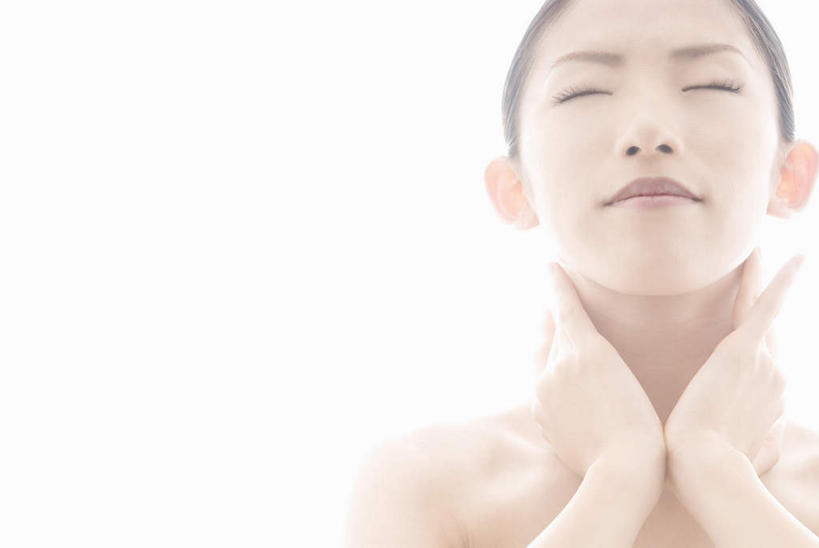 东方人,脸,头,脸颊,一个人,站,举,闭眼,笑,摸,微笑,横图,室内,特写,白天,白色背景,正面,亚洲,仅一个年轻女性,仅一个女性,仅一个人,抚摸,阴影,光线,影子,黄种人,黄色,阳光,托,站着,摄影,影棚,皮肤,年轻女性,女人,女性,亚洲人,头部,脸部,脸蛋,面部,闭眼睛,闭着眼,闭着眼睛,触摸,接触,举起,举手,举着,抬头,向上举,向上伸,向上托,仰头,站立,半身,彩图,影棚拍摄,拍摄