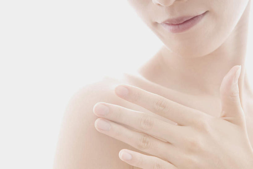 东方人,脸,头,脸颊,一个人,站,举,笑,摸,微笑,横图,室内,特写,白天,白色背景,正面,亚洲,仅一个年轻女性,仅一个女性,仅一个人,抚摸,阴影,光线,影子,扭头,黄种人,黄色,阳光,低头,托,站着,转头,摄影,影棚,皮肤,年轻女性,女人,女性,亚洲人,头部,脸部,脸蛋,面部,触摸,接触,举起,举手,举着,向上举,向上伸,向上托,站立,半身,彩图,影棚拍摄,拍摄