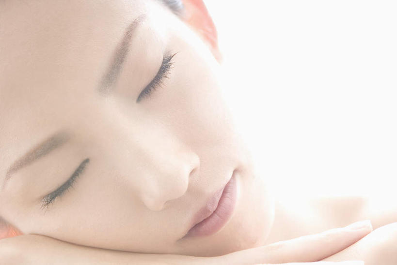 东方人,脸,头,脸颊,一个人,坐,闭眼,笑,摸,微笑,横图,室内,特写,白天,白色背景,正面,亚洲,仅一个年轻女性,仅一个女性,仅一个人,撑,抚摸,阴影,光线,影子,托腮,黄种人,黄色,阳光,趴着,托,摄影,影棚,皮肤,托下巴,年轻女性,女人,女性,亚洲人,头部,脸部,脸蛋,面部,闭眼睛,闭着眼,闭着眼睛,触摸,接触,趴,坐着,半身,彩图,影棚拍摄,拍摄