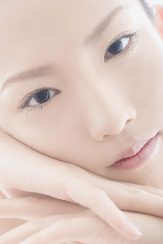 东方人,脸,头,脸颊,一个人,坐,闭眼,笑,摸,微笑,竖图,室内,特写,白天,白色背景,正面,亚洲,仅一个年轻女性,仅一个女性,仅一个人,撑,抚摸,阴影,光线,影子,托腮,黄种人,黄色,阳光,趴着,托,摄影,影棚,皮肤,托下巴,年轻女性,女人,女性,亚洲人,头部,脸部,脸蛋,面部,闭眼睛,闭着眼,闭着眼睛,触摸,接触,趴,坐着,半身,彩图,影棚拍摄,拍摄