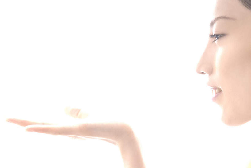 东方人,脸,头,脸颊,一个人,站,捧,笑,微笑,露齿笑,横图,室内,特写,白天,白色背景,侧面,亚洲,仅一个年轻女性,仅一个女性,仅一个人,阴影,光线,影子,注视,黄种人,黄色,阳光,观察,看,站着,摄影,影棚,观看,皮肤,察看,关注,年轻女性,女人,女性,亚洲人,头部,脸部,脸蛋,面部,端,端着,捧着,手捧,站立,半身,彩图,影棚拍摄,拍摄