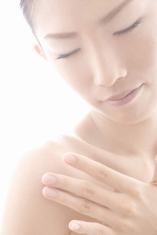 东方人,脸,头,脸颊,一个人,站,闭眼,笑,摸,微笑,竖图,俯视,室内,特写,白天,白色背景,亚洲,仅一个年轻女性,仅一个女性,仅一个人,抚摸,阴影,光线,影子,扭头,黄种人,黄色,阳光,低头,站着,转头,摄影,影棚,皮肤,年轻女性,女人,女性,亚洲人,头部,脸部,脸蛋,面部,闭眼睛,闭着眼,闭着眼睛,触摸,接触,站立,半身,彩图,高角度拍摄,影棚拍摄,拍摄