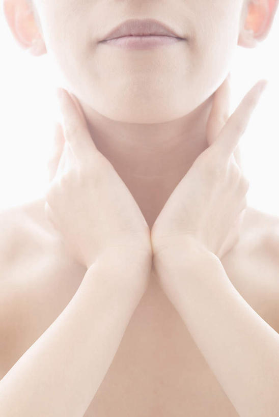 东方人,脸,头,脸颊,一个人,站,闭眼,笑,摸,微笑,竖图,室内,特写,白天,白色背景,正面,亚洲,仅一个年轻女性,仅一个女性,仅一个人,抚摸,阴影,光线,影子,扭头,黄种人,黄色,阳光,低头,站着,转头,摄影,影棚,皮肤,年轻女性,女人,女性,亚洲人,头部,脸部,脸蛋,面部,闭眼睛,闭着眼,闭着眼睛,触摸,接触,站立,半身,彩图,影棚拍摄,拍摄