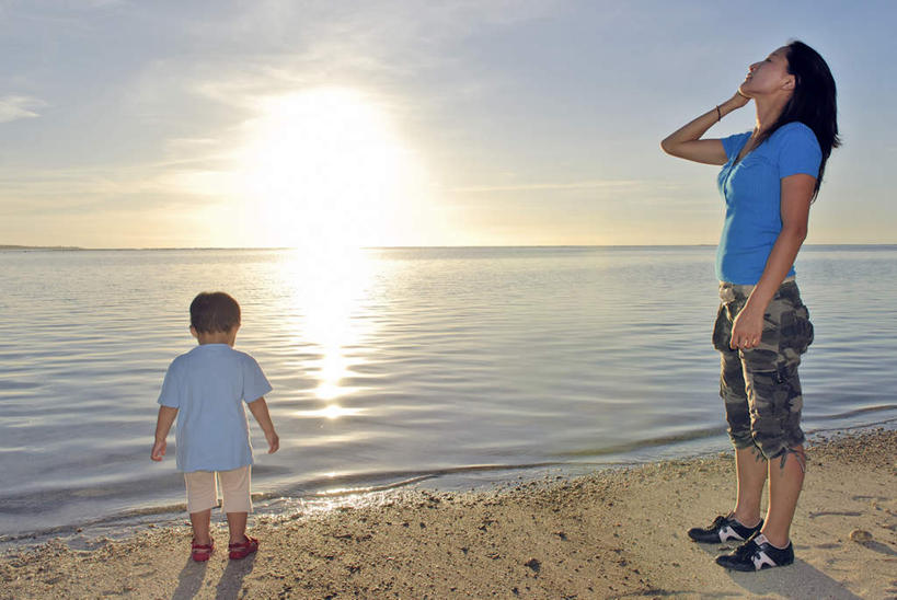 东方人,儿童,头发,两个人,家庭,母亲,儿子,站,笑,摸,微笑,露齿笑,横图,室外,白天,侧面,旅游,度假,纯洁,日出,海浪,海洋,沙滩,太阳,亚洲,抚摸,阴影,波纹,服装,光线,沙子,影子,海岸,浪花,云,云朵,朝霞,晨曦,黎明,沙地,云彩,注视,休闲装,黄种人,娱乐,小孩,衣服,蓝色,黑色,白云,蓝天,水纹,天空,阳光,海水,波浪,天,观察,看,站着,享受,休闲,温暖,温馨,母子,一家人,休闲服,放松,可爱,母爱,童年,童趣,服饰,观看,和睦,察看,关注,海景,童真,烂漫,无邪,天真,男孩,年轻女性,女人,女性,亚洲人,孩子,年轻人,长发,大海,风浪,海,海水的波动,海滩,近岸浪,涌浪,朝阳,触摸,接触,抬头,仰头,站立,彩图,全身,破晓,融洽,男生