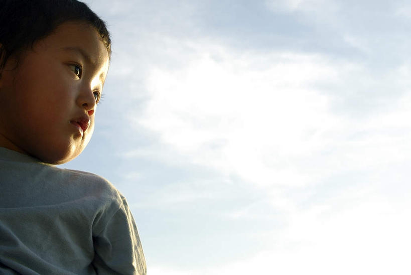 东方人,儿童,脸,头,脸颊,头发,一个人,站,笑,微笑,露齿笑,横图,室外,白天,仰视,旅游,度假,纯洁,亚洲,仅一个男性,仅一个人,阴影,服装,光线,影子,云,云朵,云彩,扭头,注视,休闲装,黄种人,娱乐,小孩,衣服,蓝色,黑色,灰色,白云,蓝天,天空,阳光,天,观察,看,站着,转头,仅一个小孩,享受,休闲,休闲服,放松,可爱,童年,童趣,服饰,观看,察看,关注,童真,烂漫,无邪,天真,男孩,男人,男性,亚洲人,孩子,头部,脸部,脸蛋,面部,站立,半身,彩图,低角度拍摄,男生