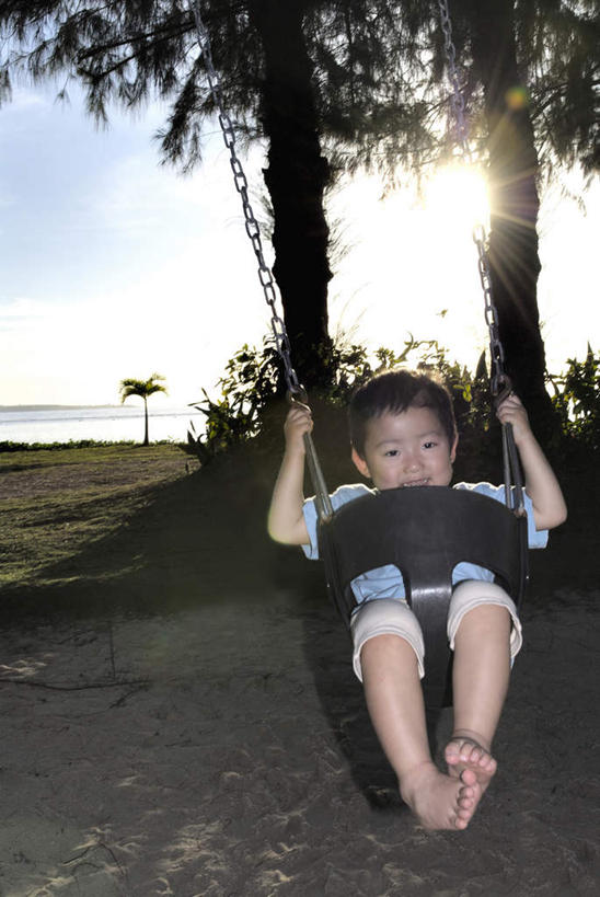 东方人,儿童,头发,一个人,坐,伸展双臂,笑,摸,微笑,露齿笑,竖图,室外,白天,正面,旅游,度假,游戏,纯洁,草地,草坪,植物,亚洲,仅一个男性,仅一个人,撑,抚摸,弯腰,阴影,服装,光线,影子,云,云朵,玩,云彩,注视,休闲装,黄种人,娱乐,草,树,树木,小孩,衣服,蓝色,绿色,白色,黑色,白云,蓝天,天空,阳光,自然,绳子,秋千,天,扶,观察,看,仅一个小孩,享受,休闲,休闲服,放松,可爱,童年,童趣,服饰,生长,成长,观看,活动,绳索,察看,撑着,扶着,发泄,关注,消遣,智力,童真,烂漫,无邪,宣泄,弯身,天真,男孩,男人,男性,亚洲人,孩子,长发,敞开双臂,触摸,接触,伸开双臂,玩耍,嬉戏,展开双肩,张开手臂,张开双臂,坐着,彩图,全身,男生