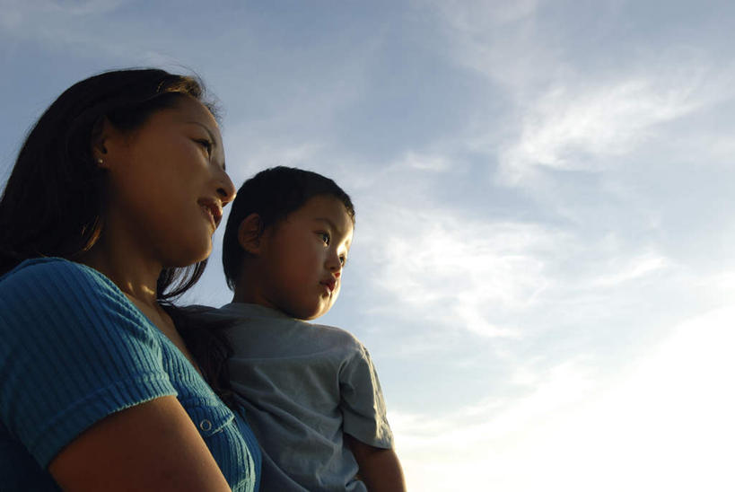 东方人,儿童,头发,两个人,家庭,母亲,儿子,站,抱,笑,摸,微笑,露齿笑,横图,室外,白天,仰视,旅游,度假,纯洁,亚洲,抚摸,阴影,服装,光线,影子,云,云朵,云彩,扭头,注视,休闲装,黄种人,娱乐,小孩,衣服,蓝色,白云,蓝天,天空,阳光,天,观察,看,站着,转头,享受,休闲,温暖,温馨,母子,一家人,休闲服,放松,可爱,母爱,童年,童趣,服饰,抱着,观看,和睦,察看,搂着,关注,童真,烂漫,无邪,天真,男孩,年轻女性,女人,女性,亚洲人,孩子,年轻人,长发,触摸,怀抱,接触,搂,搂抱,相抱,拥抱,站立,半身,彩图,低角度拍摄,融洽,男生