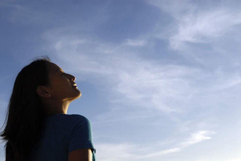 东方人,头发,一个人,站,笑,微笑,露齿笑,横图,室外,白天,旅游,度假,亚洲,仅一个年轻女性,仅一个女性,仅一个人,阴影,服装,光线,影子,云,云朵,云彩,注视,休闲装,黄种人,娱乐,背面,衣服,蓝色,黑色,白云,蓝天,天空,阳光,天,观察,看,站着,享受,休闲,休闲服,放松,服饰,观看,察看,关注,年轻女性,女人,女性,亚洲人,长发,抬头,仰头,站立,半身,彩图