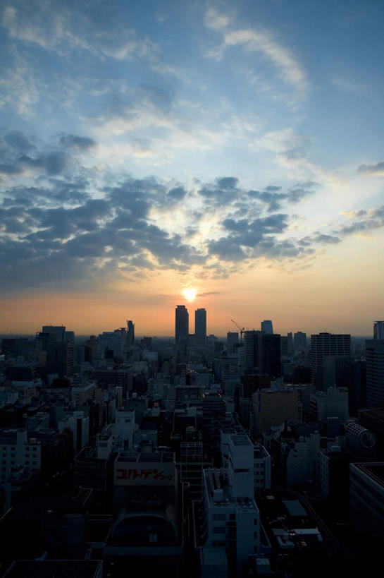 无人,高楼大厦,竖图,俯视,室外,白天,旅游,度假,日出,美景,太阳,植物,大桥,大厦,道路,建筑,立交桥,路,摩天大楼,桥梁,公路,爱知县,日本,亚洲,阴影,反射,影子,景观,云,云朵,高架,斜拉桥,桥,交通,朝霞,晨曦,黎明,云彩,娱乐,树,树木,蓝色,绿色,白云,天空,阳光,自然,天,享受,休闲,景色,放松,生长,成长,自然风光,东亚,本州,本州岛,日本国,中部地方,爱知,朝阳,马路,彩图,高角度拍摄,破晓,大楼,高层建筑,高楼,摩天楼