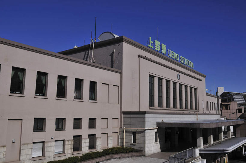 无人,横图,俯视,室外,白天,旅游,度假,美景,窗户,道路,路,指示牌,公路,车站,东京,日本,亚洲,一排,许多,阴影,整齐,光线,标志,瓷砖,地砖,文字,影子,房屋,屋子,景观,地面,交通,娱乐,标识,楼房,玻璃窗,排列,蓝色,蓝天,天空,阳光,自然,天,享受,休闲,景色,放松,晴朗,队列,自然风光,东亚,本州,万里无云,关东地方,本州岛,日本国,东京都,晴空,晴空万里,马路,彩图,高角度拍摄,房子