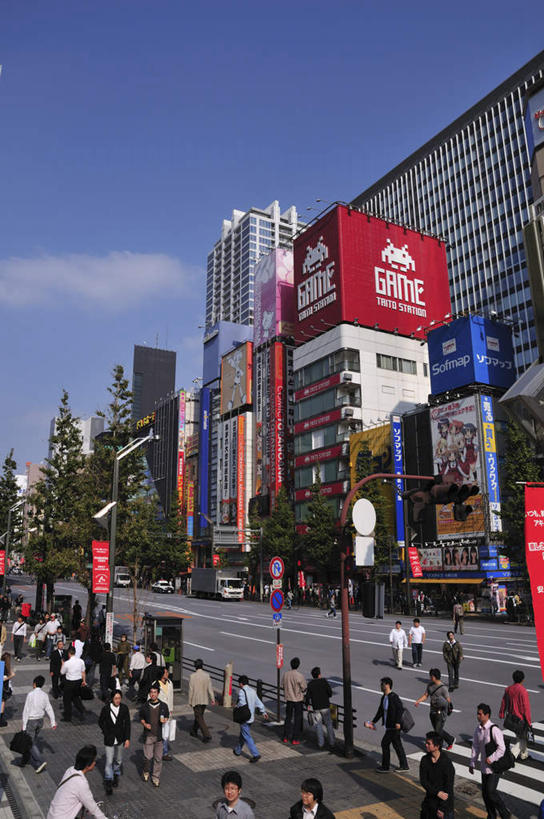 东方人,高楼大厦,商店,站,走,竖图,俯视,室外,白天,购物,旅游,度假,消费,美景,植物,超市,大厦,道路,建筑,路,路灯,摩天大楼,人行横道,公路,照明,东京,日本,亚洲,阴影,反射,影子,景观,人行道,灯光,交通,中央区,许多人,黄种人,娱乐,灯,树,树木,绿色,自然,站着,一群人,享受,休闲,银座,景色,放松,金融,百货,生长,成长,照亮,照明设备,自然风光,人行横道线,选购,贸易,百货公司,东亚,本州,关东地方,本州岛,日本国,东京都,血拼,亚洲人,斑马线,马路,步行,散步,站立,走路,半身,彩图,高角度拍摄,大楼,高层建筑,高楼,购物商场,购物中心,摩天楼,商业中心