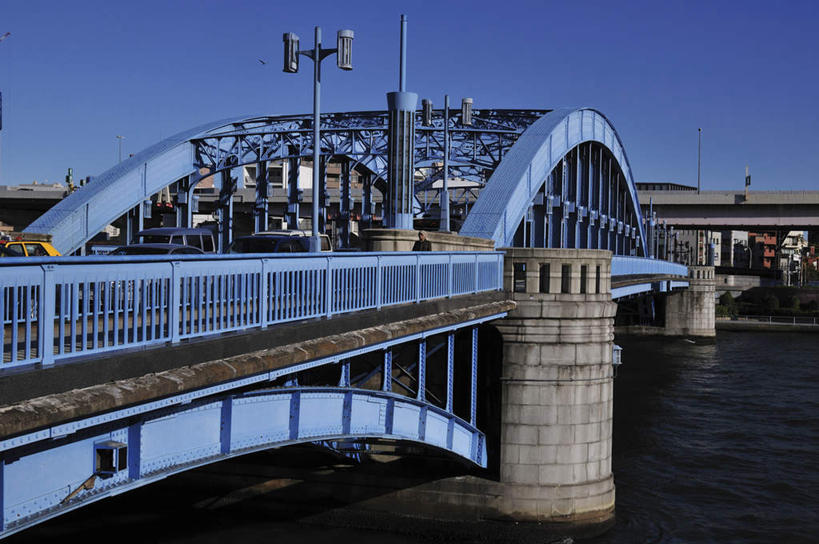 无人,高楼大厦,栏杆,横图,室外,白天,正面,旅游,度假,河流,美景,水,植物,大桥,大厦,道路,建筑,立交桥,路,路灯,摩天大楼,桥梁,公路,汽车,照明,东京,日本,亚洲,阴影,光线,影子,河水,景观,水流,高架,围栏,斜拉桥,桥,灯光,分界线,停车线,交通,娱乐,护栏,车,灯,树,树木,蓝色,绿色,白色,蓝天,天空,阳光,自然,交通工具,轿车,天,享受,休闲,景色,放松,生长,晴朗,成长,车行道,车行道分界线,照亮,照明设备,自然风光,载具,标线,东亚,车行线,本州,万里无云,关东地方,本州岛,日本国,东京都,驹形桥,晴空,晴空万里,马路,彩图,大楼,高层建筑,高楼,摩天楼