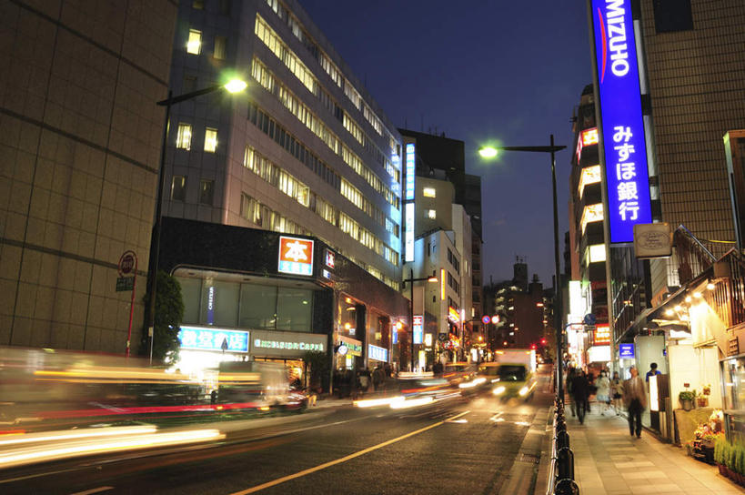 无人,高楼大厦,商店,横图,室外,夜晚,正面,购物,旅游,度假,消费,美景,植物,窗户,超市,大厦,道路,建筑,街道,路,路灯,摩天大楼,指示牌,公路,汽车,照明,东京,日本,亚洲,一排,许多,整齐,标志,文字,景观,灯光,分界线,停车线,交通,娱乐,标识,玻璃窗,车,灯,树,树木,排列,蓝色,绿色,蓝天,天空,自然,交通工具,轿车,天,享受,休闲,景色,放松,金融,百货,千代田区,生长,成长,车行道,车行道分界线,照亮,照明设备,队列,自然风光,载具,标线,选购,贸易,百货公司,东亚,车行线,本州,关东地方,本州岛,日本国,东京都,血拼,马路,彩图,大楼,高层建筑,高楼,购物商场,购物中心,摩天楼,商业中心