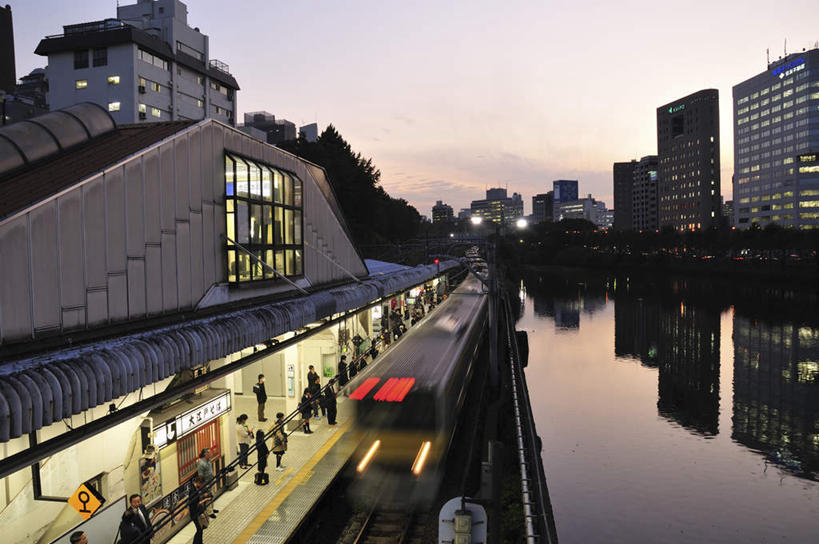 东方人,高楼大厦,商店,火车站,站,走,横图,俯视,室外,白天,购物,旅游,度假,消费,美景,植物,窗户,超市,大厦,道路,地铁,建筑,街道,路,路灯,摩天大楼,指示牌,公路,汽车,照明,东京,日本,亚洲,一排,许多,整齐,标志,文字,景观,灯光,分界线,停车线,轨道交通,交通,许多人,黄种人,娱乐,标识,玻璃窗,车,灯,树,树木,排列,蓝色,绿色,蓝天,天空,自然,交通工具,轿车,天,站着,一群人,享受,休闲,景色,放松,金融,百货,千代田区,生长,成长,车行道,车行道分界线,照亮,照明设备,队列,自然风光,标线,选购,贸易,百货公司,东亚,车行线,本州,关东地方,本州岛,日本国,东京都,血拼,亚洲人,马路,步行,散步,站立,走路,半身,彩图,高角度拍摄,大楼,高层建筑,高楼,购物商场,购物中心,摩天楼,商业中心,地铁机动车,地下铁,轻轨