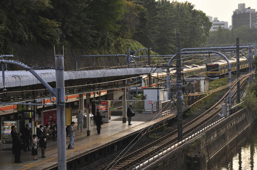 东方人,火车站,站,走,横图,俯视,室外,白天,旅游,度假,草地,草坪,河流,美景,水,植物,窗户,道路,地铁,街道,路,指示牌,公路,汽车,东京,日本,亚洲,一排,许多,整齐,标志,文字,河水,景观,水流,分界线,轨道交通,交通,许多人,黄种人,娱乐,标识,玻璃窗,车,草,树,树木,排列,蓝色,绿色,蓝天,天空,自然,交通工具,轿车,天,站着,一群人,享受,休闲,景色,放松,千代田区,生长,成长,车行道,队列,自然风光,东亚,车行线,本州,关东地方,本州岛,日本国,东京都,亚洲人,马路,步行,散步,站立,走路,半身,彩图,高角度拍摄,地铁机动车,地下铁,轻轨