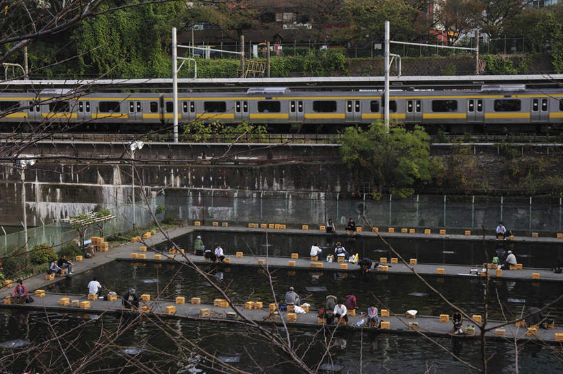 东方人,火车站,站,走,横图,俯视,室外,白天,旅游,度假,草地,草坪,河流,美景,水,植物,窗户,道路,地铁,街道,路,指示牌,公路,汽车,东京,日本,亚洲,一排,许多,整齐,标志,文字,河水,景观,水流,分界线,轨道交通,交通,许多人,黄种人,娱乐,标识,玻璃窗,车,草,树,树木,排列,蓝色,绿色,蓝天,天空,自然,交通工具,轿车,天,站着,一群人,享受,休闲,景色,放松,千代田区,生长,成长,车行道,队列,自然风光,东亚,车行线,本州,关东地方,本州岛,日本国,东京都,亚洲人,马路,步行,散步,站立,走路,半身,彩图,高角度拍摄,地铁机动车,地下铁,轻轨