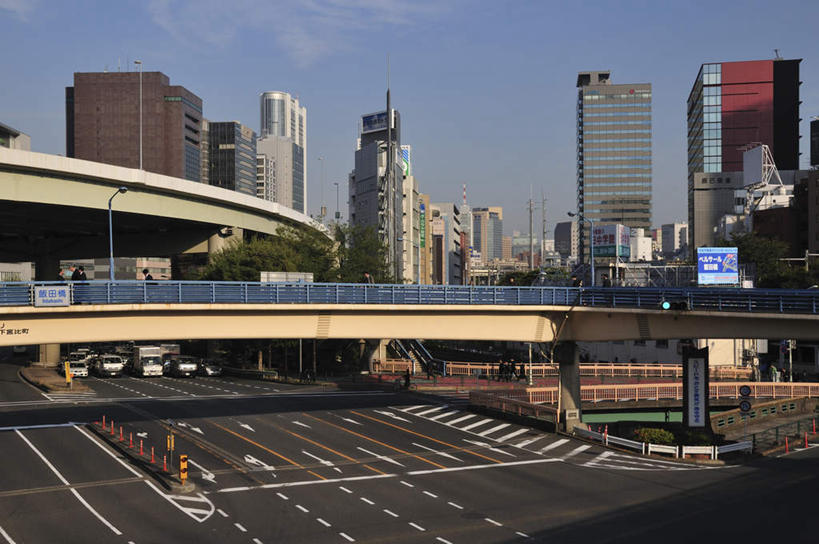 无人,高楼大厦,栏杆,横图,俯视,室外,白天,旅游,度假,草地,草坪,美景,植物,窗户,楼梯,大桥,大厦,道路,建筑,立交桥,路,摩天大楼,桥梁,人行横道,指示牌,公路,东京,日本,亚洲,一排,许多,整齐,标志,文字,阶梯,景观,高架,人行道,围栏,斜拉桥,桥,分界线,交通,娱乐,标识,护栏,玻璃窗,台阶,草,树,树木,排列,绿色,自然,享受,休闲,景色,放松,千代田区,生长,成长,车行道,队列,自然风光,人行横道线,东亚,车行线,本州,关东地方,本州岛,日本国,东京都,斑马线,马路,彩图,高角度拍摄,大楼,高层建筑,高楼,摩天楼