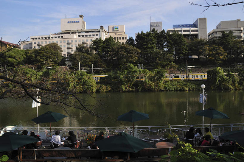 东方人,高楼大厦,栏杆,火车站,坐,横图,俯视,室外,白天,旅游,度假,草地,草坪,河流,美景,水,植物,窗户,楼梯,大厦,道路,地铁,建筑,路,摩天大楼,公路,东京,日本,亚洲,一排,许多,整齐,阶梯,河水,景观,水流,云,云朵,围栏,轨道交通,交通,许多人,云彩,黄种人,娱乐,护栏,玻璃窗,台阶,草,树,树木,排列,蓝色,绿色,白云,蓝天,天空,自然,天,一群人,享受,休闲,景色,放松,千代田区,生长,成长,队列,自然风光,东亚,本州,关东地方,本州岛,日本国,东京都,亚洲人,马路,坐着,半身,彩图,高角度拍摄,大楼,高层建筑,高楼,摩天楼,地铁机动车,地下铁,轻轨