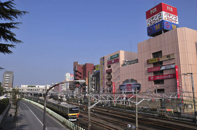 无人,高楼大厦,栏杆,横图,俯视,室外,白天,旅游,度假,草地,草坪,美景,植物,大桥,大厦,道路,地铁,建筑,立交桥,路,路灯,摩天大楼,桥梁,指示牌,公路,汽车,照明,日本,亚洲,一排,阴影,整齐,光线,标志,文字,影子,景观,高架,围栏,斜拉桥,桥,灯光,轨道交通,交通,千叶县,娱乐,标识,护栏,车,灯,草,树,树木,排列,蓝色,绿色,蓝天,天空,阳光,自然,交通工具,轿车,天,享受,休闲,景色,放松,生长,成长,照亮,照明设备,队列,自然风光,载具,东亚,本州,关东地方,本州岛,日本国,千叶,马路,彩图,高角度拍摄,大楼,高层建筑,高楼,摩天楼,地铁机动车,地下铁,轻轨