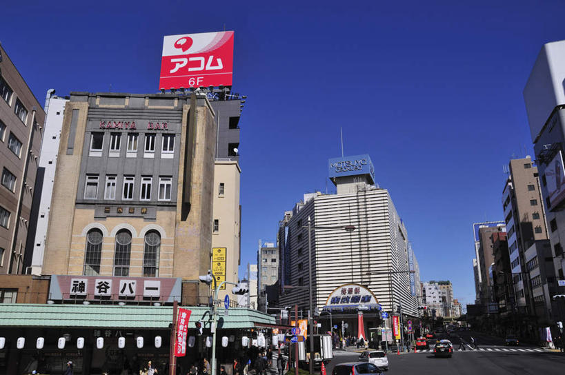 东方人,高楼大厦,栏杆,站,走,横图,室外,白天,侧面,旅游,度假,美景,大厦,道路,建筑,路,摩天大楼,指示牌,公路,照明,东京,日本,亚洲,一排,许多,阴影,整齐,光线,壁灯,标志,文字,影子,景观,围栏,灯光,分界线,停车线,交通,许多人,黄种人,娱乐,标识,护栏,灯,排列,蓝色,蓝天,天空,阳光,自然,灯具,天,站着,一群人,享受,休闲,景色,放松,晴朗,车行道,车行道分界线,照亮,照明设备,队列,自然风光,标线,东亚,车行线,本州,万里无云,关东地方,本州岛,日本国,东京都,浅草,亚洲人,晴空,晴空万里,马路,步行,散步,站立,走路,半身,彩图,大楼,高层建筑,高楼,摩天楼