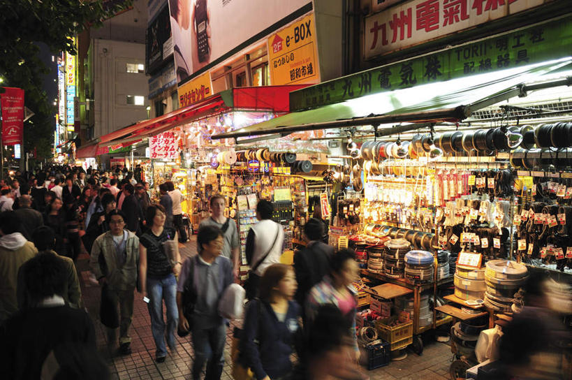 东方人,商店,站,走,横图,俯视,室外,夜晚,购物,旅游,度假,消费,美景,植物,超市,道路,街道,路,公路,照明,东京,日本,亚洲,阴影,光线,壁灯,标志,文字,影子,字符,字母,景观,灯光,交通,许多人,黄种人,娱乐,标识,灯,树,树木,绿色,阳光,自然,灯具,站着,一群人,享受,休闲,景色,放松,金融,百货,便利店,生长,晴朗,成长,照亮,照明设备,自然风光,选购,贸易,东亚,本州,万里无云,关东地方,本州岛,日本国,东京都,血拼,零售店,亚洲人,晴空,晴空万里,马路,步行,散步,站立,走路,半身,彩图,高角度拍摄,游览,店铺,杂货店,杂货铺