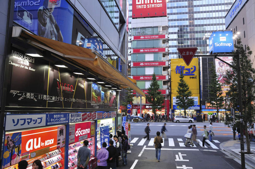 东方人,高楼大厦,商店,站,走,横图,俯视,室外,白天,购物,旅游,度假,消费,草地,草坪,美景,植物,超市,大厦,道路,建筑,路,摩天大楼,指示牌,公路,汽车,东京,日本,亚洲,阴影,光线,标志,文字,影子,景观,云,云朵,分界线,停车线,交通,许多人,云彩,黄种人,娱乐,标识,车,草,树,树木,蓝色,绿色,白云,蓝天,天空,阳光,自然,交通工具,轿车,天,站着,一群人,享受,休闲,景色,放松,金融,百货,千代田区,生长,成长,车行道,车行道分界线,自然风光,载具,标线,选购,贸易,百货公司,东亚,车行线,本州,关东地方,本州岛,日本国,东京都,血拼,亚洲人,马路,步行,散步,站立,走路,半身,彩图,高角度拍摄,游览,大楼,高层建筑,高楼,购物商场,购物中心,摩天楼,商业中心