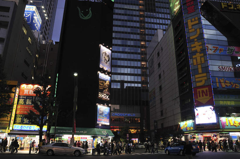 东方人,高楼大厦,商店,站,走,横图,室外,夜晚,仰视,购物,旅游,度假,消费,草地,草坪,美景,植物,超市,大厦,道路,建筑,路,摩天大楼,指示牌,公路,汽车,东京,日本,亚洲,阴影,光线,标志,文字,影子,景观,云,云朵,分界线,停车线,交通,许多人,云彩,黄种人,娱乐,标识,车,草,树,树木,蓝色,绿色,白云,蓝天,天空,阳光,自然,交通工具,轿车,天,站着,一群人,享受,休闲,景色,放松,金融,百货,千代田区,生长,成长,车行道,车行道分界线,自然风光,载具,标线,选购,贸易,百货公司,东亚,车行线,本州,关东地方,本州岛,日本国,东京都,血拼,亚洲人,马路,步行,散步,站立,走路,半身,彩图,低角度拍摄,游览,大楼,高层建筑,高楼,购物商场,购物中心,摩天楼,商业中心