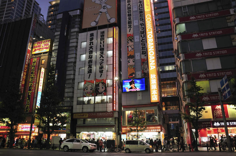 东方人,高楼大厦,商店,站,走,横图,室外,夜晚,仰视,购物,旅游,度假,消费,草地,草坪,美景,植物,超市,大厦,道路,建筑,路,摩天大楼,指示牌,公路,汽车,东京,日本,亚洲,阴影,光线,标志,文字,影子,景观,云,云朵,分界线,停车线,交通,许多人,云彩,黄种人,娱乐,标识,车,草,树,树木,蓝色,绿色,白云,蓝天,天空,阳光,自然,交通工具,轿车,天,站着,一群人,享受,休闲,景色,放松,金融,百货,千代田区,生长,成长,车行道,车行道分界线,自然风光,载具,标线,选购,贸易,百货公司,东亚,车行线,本州,关东地方,本州岛,日本国,东京都,血拼,亚洲人,马路,步行,散步,站立,走路,半身,彩图,低角度拍摄,游览,大楼,高层建筑,高楼,购物商场,购物中心,摩天楼,商业中心