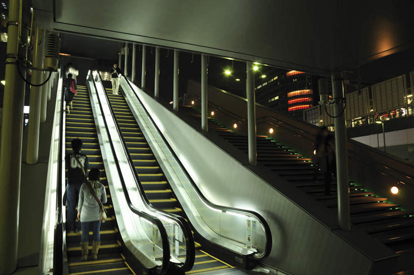 高楼大厦,商店,站,走,横图,室内,夜晚,正面,购物,旅游,度假,消费,美景,植物,窗户,超市,大厦,道路,电梯,建筑,街道,路,路灯,摩天大楼,公路,照明,东京,日本,亚洲,一排,许多,整齐,电动扶梯,景观,灯光,自动扶梯,交通,运输工具,许多人,娱乐,玻璃窗,灯,树,树木,排列,蓝色,绿色,蓝天,天空,自然,天,站着,一群人,享受,休闲,景色,放松,金融,百货,千代田区,生长,成长,车行道,照亮,照明设备,队列,自然风光,选购,贸易,百货公司,东亚,本州,关东地方,本州岛,日本国,东京都,血拼,马路,步行,散步,站立,走路,彩图,全身,大楼,高层建筑,高楼,购物商场,购物中心,摩天楼,商业中心,扶手电梯,升降设备,运输带,自动行人电梯,电扶梯