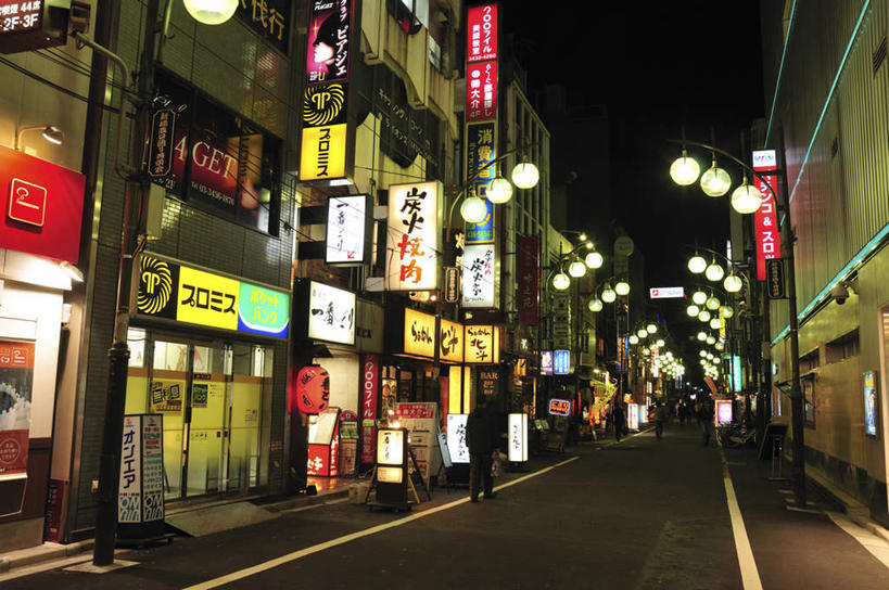 无人,高楼大厦,商店,横图,室外,夜晚,正面,购物,旅游,度假,消费,美景,窗户,超市,大厦,道路,建筑,路,路灯,摩天大楼,指示牌,公路,照明,东京,日本,亚洲,一排,许多,整齐,标志,广告牌,文字,墙,景观,灯光,分界线,停车线,交通,娱乐,标识,玻璃窗,墙壁,墙面,灯,排列,自然,享受,休闲,景色,放松,金融,百货,车行道,车行道分界线,照亮,照明设备,队列,自然风光,标线,选购,贸易,百货公司,东亚,车行线,本州,关东地方,本州岛,日本国,东京都,血拼,马路,彩图,大楼,高层建筑,高楼,购物商场,购物中心,摩天楼,商业中心