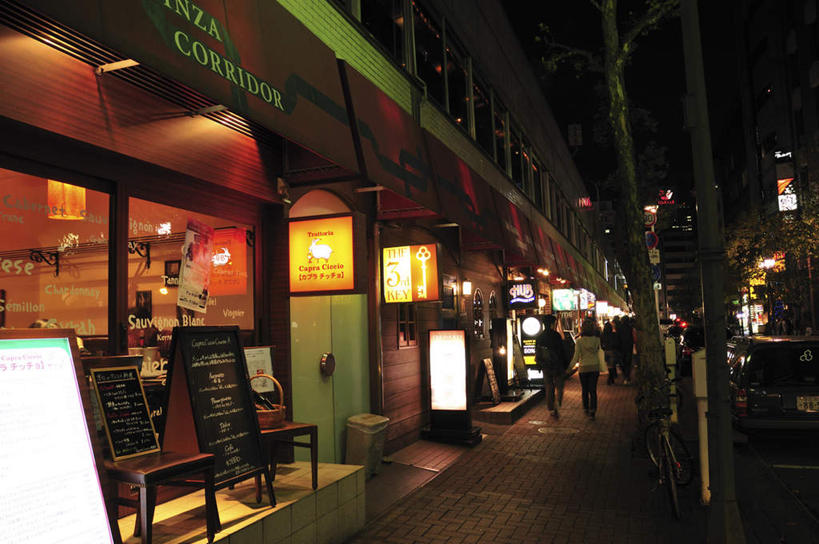 东方人,高楼大厦,商店,站,走,横图,室外,夜晚,正面,购物,旅游,度假,消费,美景,窗户,超市,大厦,道路,建筑,路,路灯,摩天大楼,指示牌,公路,照明,东京,日本,亚洲,一排,许多,整齐,标志,广告牌,文字,墙,景观,灯光,分界线,停车线,交通,许多人,黄种人,娱乐,标识,玻璃窗,墙壁,墙面,灯,排列,自然,站着,一群人,享受,休闲,景色,放松,金融,百货,车行道,车行道分界线,照亮,照明设备,队列,自然风光,标线,选购,贸易,百货公司,东亚,车行线,本州,关东地方,本州岛,日本国,东京都,血拼,亚洲人,马路,步行,散步,站立,走路,彩图,全身,大楼,高层建筑,高楼,购物商场,购物中心,摩天楼,商业中心