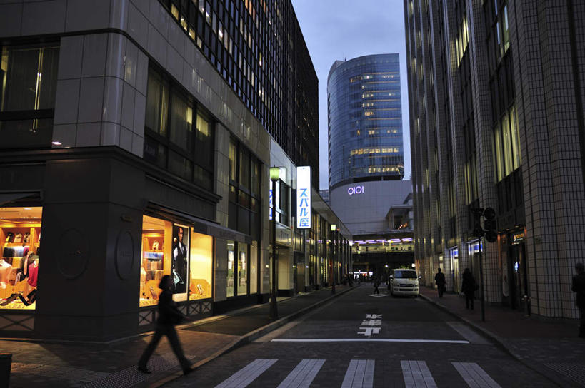 东方人,高楼大厦,商店,站,走,横图,室外,夜晚,正面,购物,旅游,度假,消费,美景,窗户,超市,大厦,道路,建筑,路,路灯,摩天大楼,人行横道,指示牌,公路,照明,东京,日本,亚洲,一排,许多,整齐,标志,广告牌,文字,墙,景观,人行道,灯光,分界线,停车线,交通,许多人,黄种人,娱乐,标识,玻璃窗,墙壁,墙面,灯,排列,蓝色,蓝天,天空,自然,天,站着,一群人,享受,休闲,景色,放松,金融,百货,车行道,车行道分界线,照亮,照明设备,队列,自然风光,标线,人行横道线,选购,贸易,百货公司,东亚,车行线,本州,关东地方,本州岛,日本国,东京都,血拼,亚洲人,斑马线,马路,步行,散步,站立,走路,彩图,全身,大楼,高层建筑,高楼,购物商场,购物中心,摩天楼,商业中心