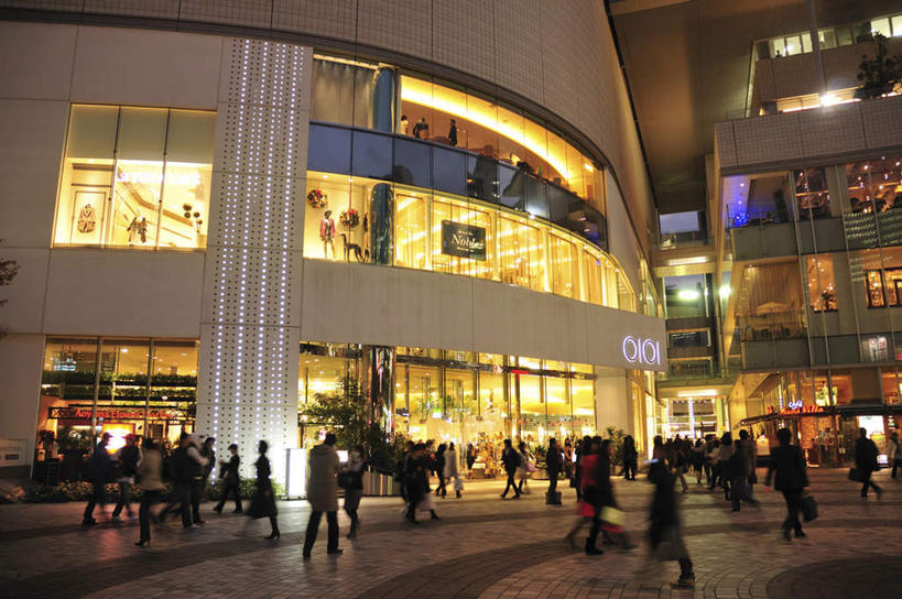 东方人,高楼大厦,商店,站,走,横图,室外,夜晚,正面,购物,旅游,度假,消费,美景,窗户,超市,大厦,道路,建筑,路,路灯,摩天大楼,指示牌,公路,照明,东京,日本,亚洲,一排,许多,整齐,标志,广告牌,文字,墙,景观,灯光,分界线,停车线,交通,许多人,黄种人,娱乐,标识,玻璃窗,墙壁,墙面,灯,排列,自然,站着,一群人,享受,休闲,景色,放松,金融,百货,车行道,车行道分界线,照亮,照明设备,队列,自然风光,标线,选购,贸易,百货公司,东亚,车行线,本州,关东地方,本州岛,日本国,东京都,血拼,亚洲人,马路,步行,散步,站立,走路,彩图,全身,大楼,高层建筑,高楼,购物商场,购物中心,摩天楼,商业中心