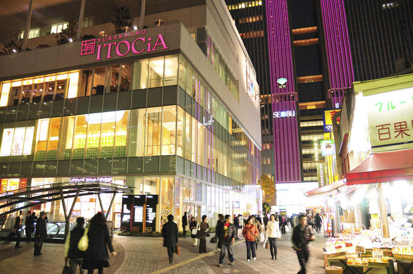 东方人,高楼大厦,商店,站,走,横图,室外,夜晚,正面,购物,旅游,度假,消费,美景,窗户,超市,大厦,道路,建筑,路,路灯,摩天大楼,指示牌,公路,照明,东京,日本,亚洲,一排,许多,整齐,标志,广告牌,文字,墙,景观,灯光,交通,许多人,黄种人,娱乐,标识,玻璃窗,墙壁,墙面,灯,排列,自然,站着,一群人,享受,休闲,景色,放松,金融,百货,千代田区,照亮,照明设备,队列,自然风光,选购,贸易,百货公司,东亚,本州,关东地方,本州岛,日本国,东京都,血拼,亚洲人,马路,步行,散步,站立,走路,彩图,全身,大楼,高层建筑,高楼,购物商场,购物中心,摩天楼,商业中心