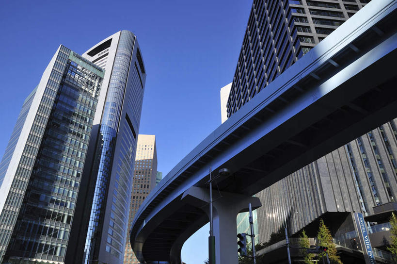 无人,高楼大厦,栏杆,横图,室外,白天,仰视,旅游,度假,美景,植物,窗户,大桥,大厦,建筑,立交桥,摩天大楼,桥梁,东京,日本,亚洲,一排,许多,阴影,整齐,光线,影子,墙,景观,高架,围栏,斜拉桥,桥,娱乐,护栏,玻璃窗,墙壁,墙面,树,树木,排列,蓝色,绿色,蓝天,天空,阳光,自然,天,享受,休闲,景色,放松,生长,晴朗,成长,队列,自然风光,东亚,本州,万里无云,关东地方,本州岛,日本国,东京都,晴空,晴空万里,彩图,低角度拍摄,大楼,高层建筑,高楼,摩天楼