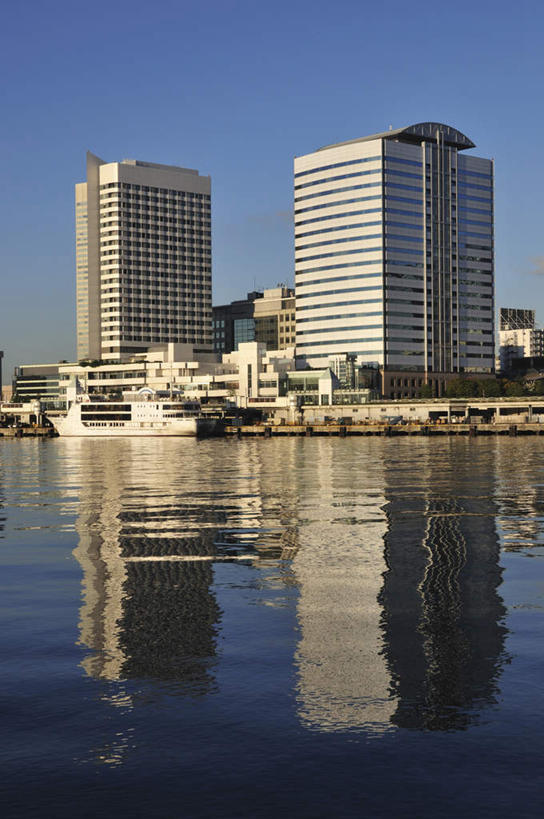 无人,高楼大厦,竖图,室外,白天,正面,旅游,度假,草地,草坪,河流,美景,水,植物,窗户,大厦,地铁,建筑,摩天大楼,东京,日本,亚洲,一排,许多,阴影,波纹,整齐,光线,影子,河水,景观,水流,轨道交通,娱乐,玻璃窗,草,树,树木,排列,蓝色,绿色,蓝天,水纹,天空,阳光,自然,波浪,天,享受,休闲,景色,放松,生长,晴朗,成长,队列,自然风光,东亚,本州,万里无云,关东地方,本州岛,日本国,东京都,晴空,晴空万里,彩图,大楼,高层建筑,高楼,摩天楼,地铁机动车,地下铁,轻轨