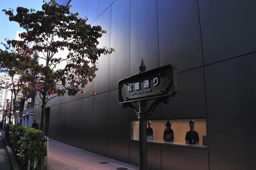 无人,高楼大厦,横图,室外,白天,仰视,度假,草地,草坪,美景,植物,城市风光,城市,大厦,道路,建筑,路,摩天大楼,指示牌,公路,东京,阴影,光线,标志,文字,影子,墙,景观,交通,娱乐,标识,建设,墙壁,墙面,草,树,树木,蓝色,绿色,蓝天,天空,阳光,自然,天,享受,休闲,景色,放松,生长,成长,本州,关东地方,本州岛,东京都,马路,彩图,低角度拍摄,大楼,高层建筑,高楼,摩天楼